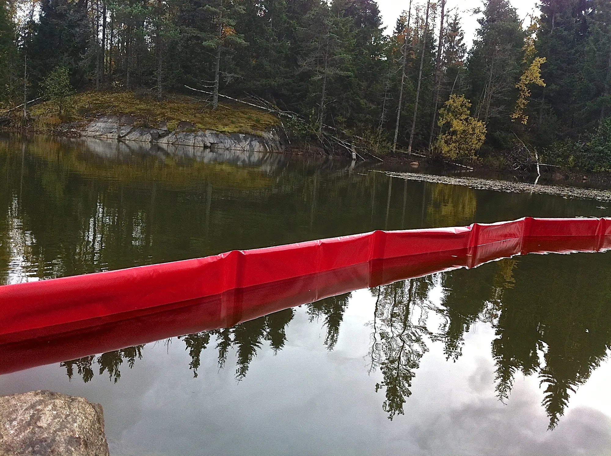 Marine containment boom for calmer conditions