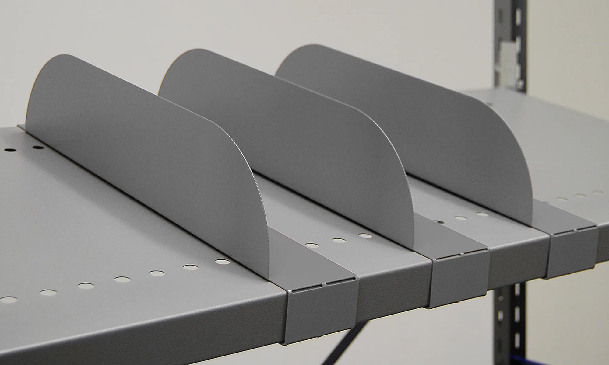 Gigant divider for inclined shelf