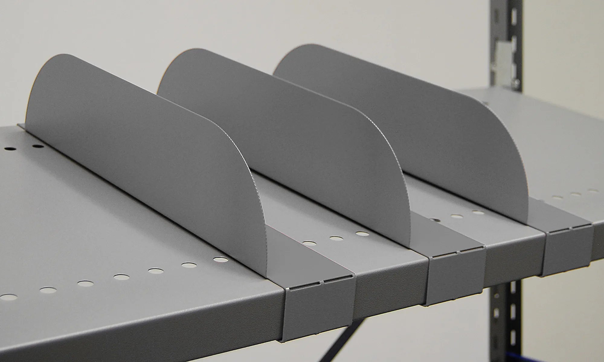 Gigant divider for shelf