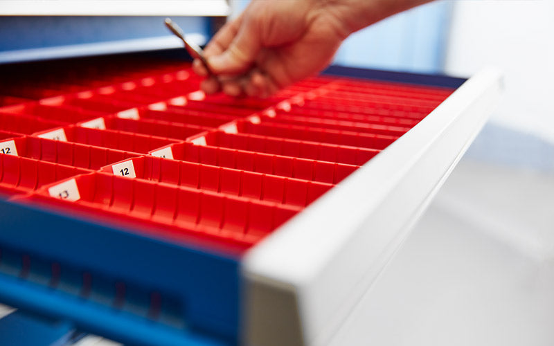 Eksempler på industrielt arbeid med fokus på 5S, sikker håndtering, støyreduksjon og ergonomiske arbeidsplasser