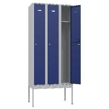 Gigant garderobe med tre ventilerte blå dører, hyller og klesstang for sikker og organisert oppbevaring i garderober og industri.