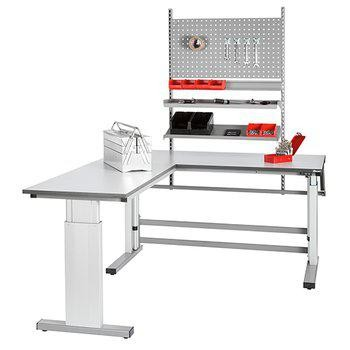 Høydejusterbar L-formet arbeidsbord med verktøytavle og hyller for ergonomisk industriarbeidsmiljø